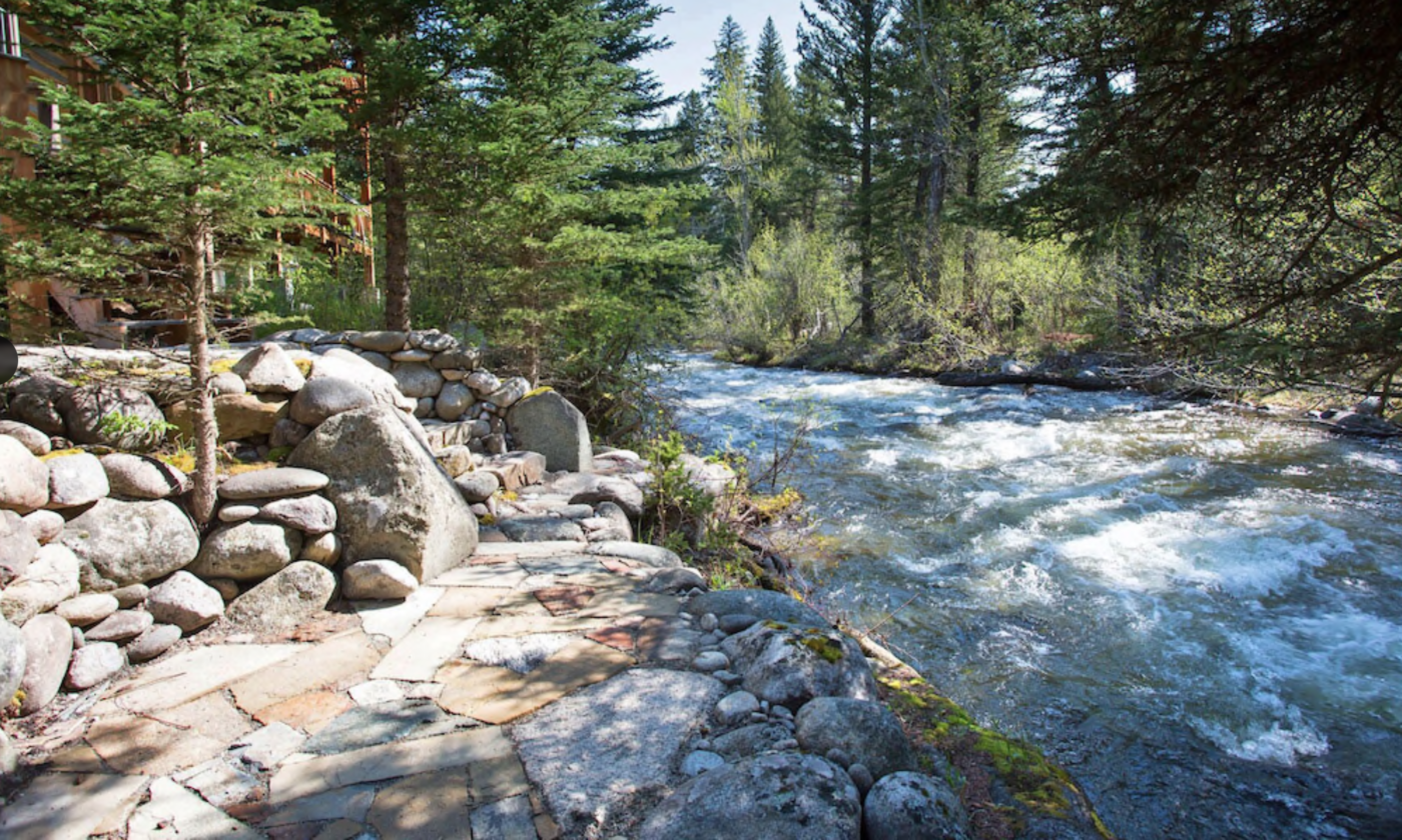 Luxury Mountain Lodge on the River 1